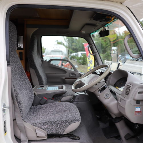 運転席、助手席共にシンプルで長距離移動に最適なシートになっております。