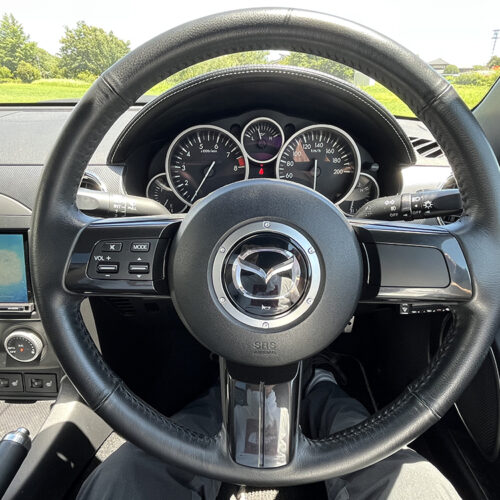 ハンドル、メーターパネル